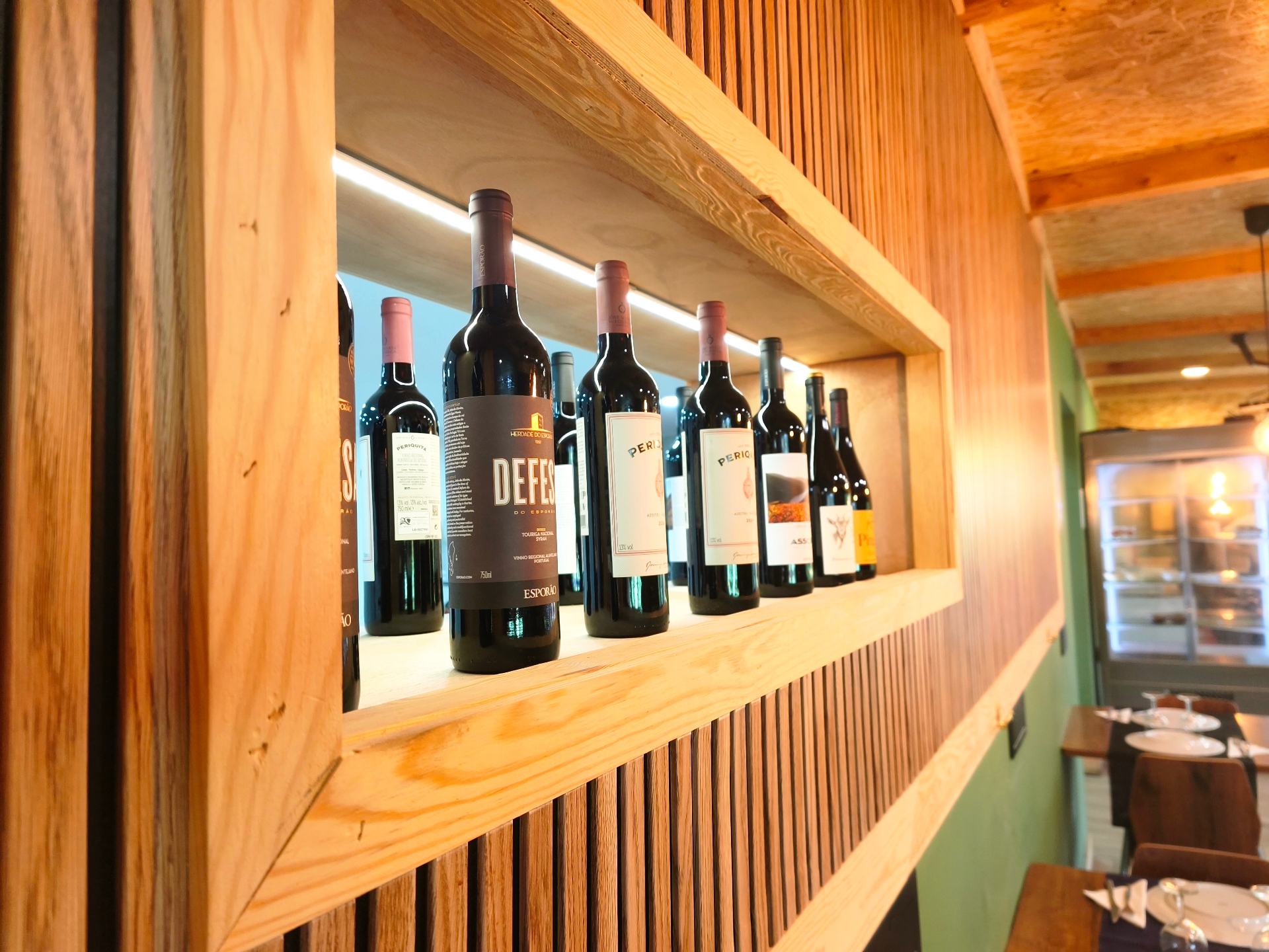 Garrafeira em madeira com vinhos portugueses selecionados